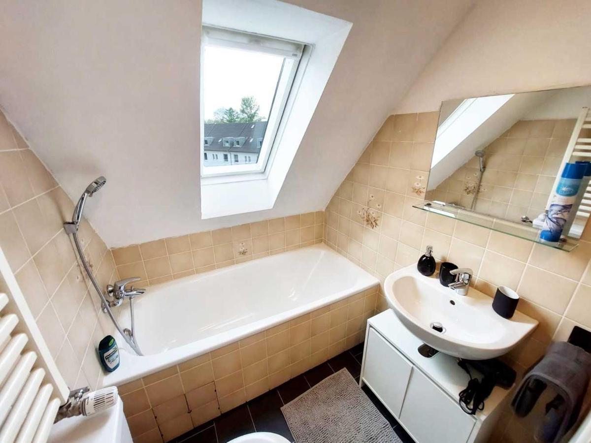 Cozy Apartment With Garden In Gelsenkirchen Bagian luar foto