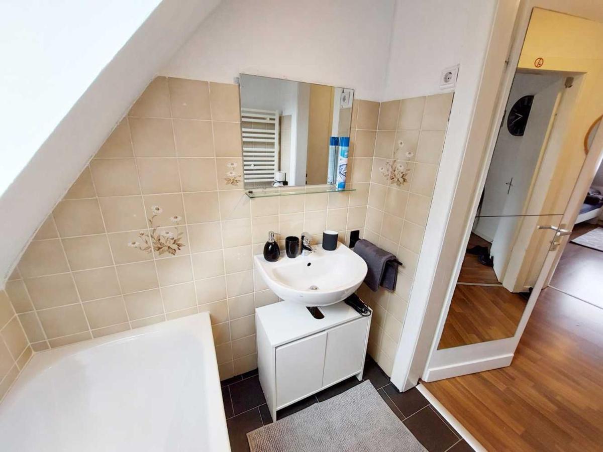 Cozy Apartment With Garden In Gelsenkirchen Bagian luar foto