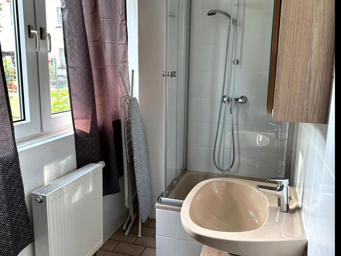 Cozy Apartment With Garden In Gelsenkirchen Bagian luar foto